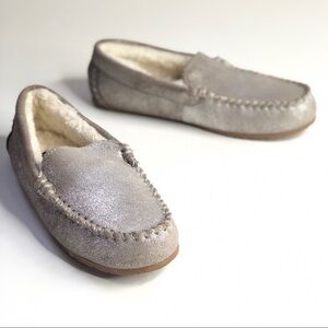 Lands’ End silver metallic leather slippers faux fur lining moccasins mocs 6